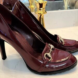 Gucci Red/Burgundy Porpora patent leather horse-bit loafer pumps. Sz. 9 like new